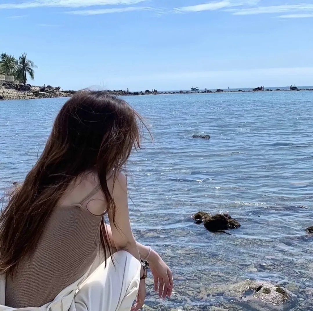 想踢沉迷男的女人